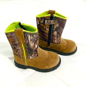 Magellan camo toddler boots size 9D